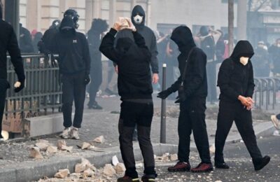PROTESTI U FRANCUSKOJ: Huligani razbijali pinjatu sa likom predsednika
