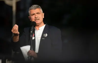 Paralelni skupovi u Bačkoj Palanci: Srdanović govorio na tribini Studentske liste, a Selaković na mitingu SNS-a | Srpska dijaspora