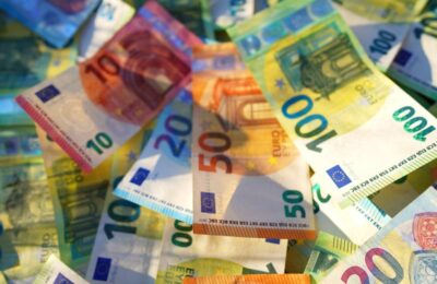 Pare im se lepe za prste: 3 znaka konačno izlaze iz finansijskih problema | Srpska dijaspora