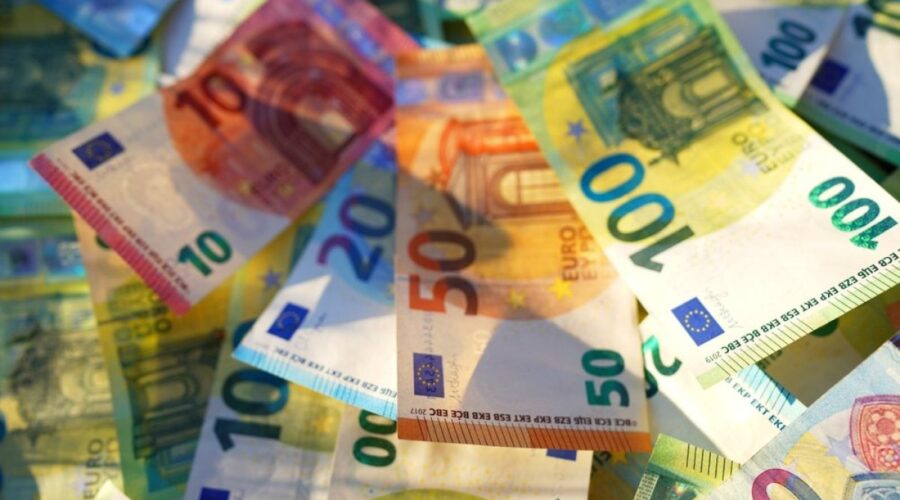 Pare im se lepe za prste: 3 znaka konačno izlaze iz finansijskih problema | Srpska dijaspora