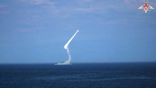 ЗЕМЉА СЕ ТРЕСЕ! Подморница Генералисимус Суворов лансирала ракету Булава (ВИДЕО)