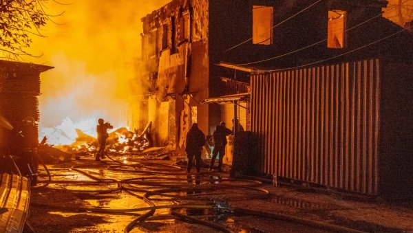 КРВАВИ УДАРИ ШИРОМ УКРАЈИНЕ: Руси напали три града, најмање 18 мртвих, међу жртвама и две девојчице КРВАВИ УДАРИ ШИРОМ УКРАЈИНЕ: Руси напали три града, најмање 18 мртвих, међу жртвама и две девојчице