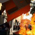 Pojavio se snimak, ovako je zapaljen policajac u Tirani: U trenu se pretvorio u buktinju!
