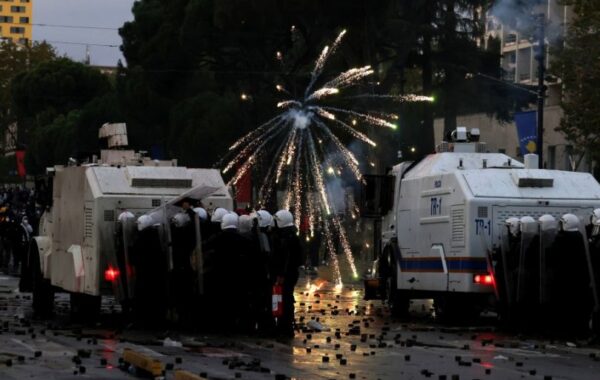 Policija protiv demonstranata u Tirani upotrebila gumene metke