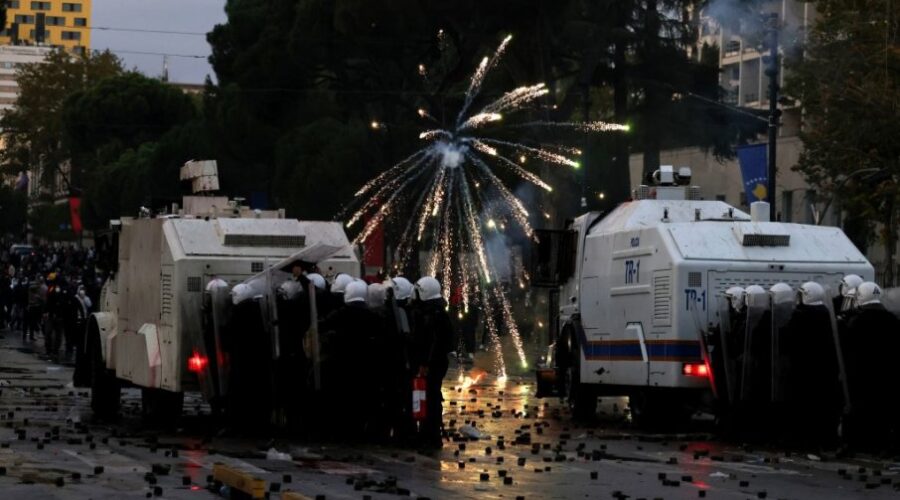 Policija protiv demonstranata u Tirani upotrebila gumene metke