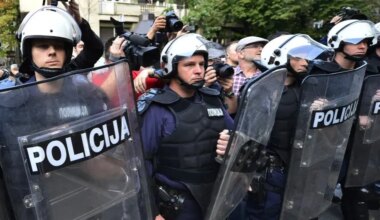 Policija sa štitovima i šlemovima se raspoređuje u blizini RIK-a