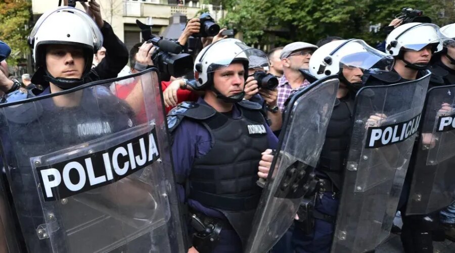Policija sa štitovima i šlemovima se raspoređuje u blizini RIK-a