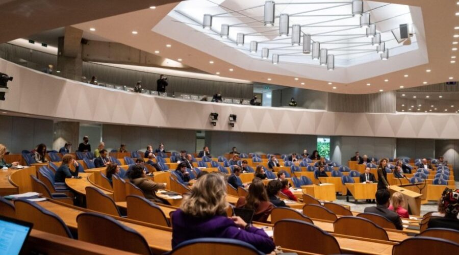 Polovini holandskih poslanika govore pisao četbot