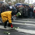 Poslednjih 16 minuta tišine ispred Pravnog fakulteta u Beogradu – bele ruže za žrtve pada nadstrešnice