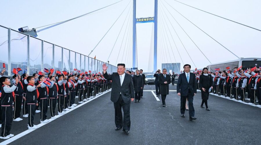 Pričalo se da je umro, a sada se pojavio u javnosti: Kim prešao novi most i otišao u Kinu