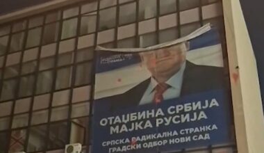 Pristalice Studentske liste upale u prostorije SRS u Novom Sadu, pa skinule transparent sa likom Vojislava Šešelja (video)