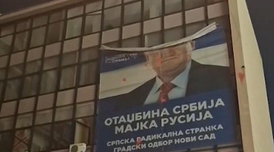 Pristalice Studentske liste upale u prostorije SRS u Novom Sadu, pa skinule transparent sa likom Vojislava Šešelja (video)