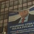 Pristalice Studentske liste upale u prostorije SRS u Novom Sadu, pa skinule transparent sa likom Vojislava Šešelja (video)