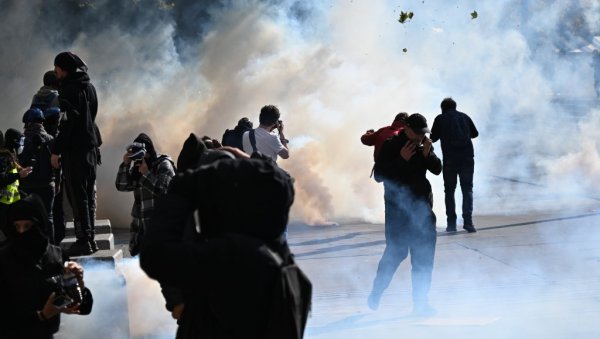 ПРОТЕСТИ ОДЈЕКНУЛИ И ИЗВАН ГРАНИЦА ФРАНЦУСКЕ: Макрон тражи решење, најављене нове демонстрације (ФОТО) ПРОТЕСТИ ОДЈЕКНУЛИ И ИЗВАН ГРАНИЦА ФРАНЦУСКЕ: Макрон тражи решење, најављене нове демонстрације (ФОТО)