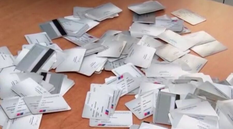 RASPAD SNS-A U ČAČKU PRED IZBORE: Vraćeno više od 300 članskih karata, problem i sa popunjavanjem biračkih odbora! (VIDEO)
