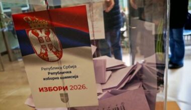 RAZBIJENA GLASAČKA KUTIJA, NAPADNUT PREDSTAVNIK STUDENATA: Nasilje na biralištu u Leskovcu prekinulo glasanje!