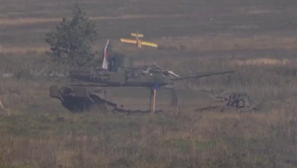 ДРОНОВИ МУ НЕ МОГУ НИШТА! Руски тенк приредио ТОТАЛНИ ХАОС на војним вежбама! (ВИДЕО) ДРОНОВИ МУ НЕ МОГУ НИШТА! Руски тенк приредио ТОТАЛНИ ХАОС на војним вежбама! (ВИДЕО)