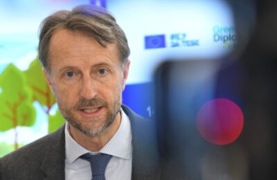 ŠEF DELEGACIJE EU UPOZORAVA: “Javni servis mora da služi građanima u izbornoj kampanji, tome ovde ne svedočimo!”