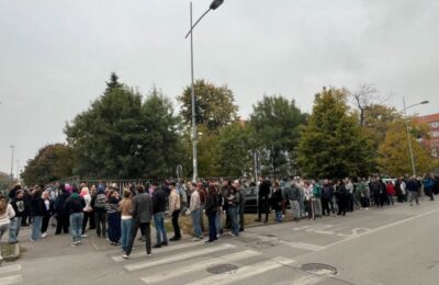 SKORO POLA SRBIJE GLASALO DO SADA: Rekordna izlaznost i u dijaspori, glasalo preko 2 miliona glasača, a redovi se ne smanjuju! (VIDEO)
