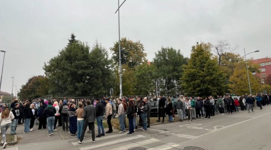 SKORO POLA SRBIJE GLASALO DO SADA: Rekordna izlaznost i u dijaspori, glasalo preko 2 miliona glasača, a redovi se ne smanjuju! (VIDEO)
