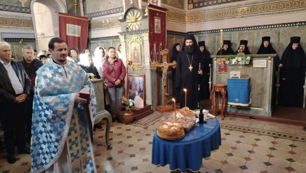 СТИГЛИ ВЕРНИЦИ СА СВИХ СТРАНА: Манастир Мала Ремета на Фрушкој гори обележио славу - Покров Пресвете Богородице (ФОТО)
