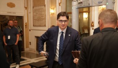 ŠTRAJK GLAĐU SE DEBELO ISPLATIO: Uglješa Mrdić za mesec i po dana kupio dva stana za oko 170.000 evra!