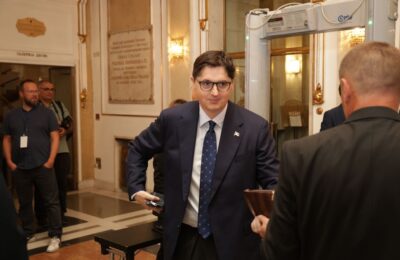 ŠTRAJK GLAĐU SE DEBELO ISPLATIO: Uglješa Mrdić za mesec i po dana kupio dva stana za oko 170.000 evra!