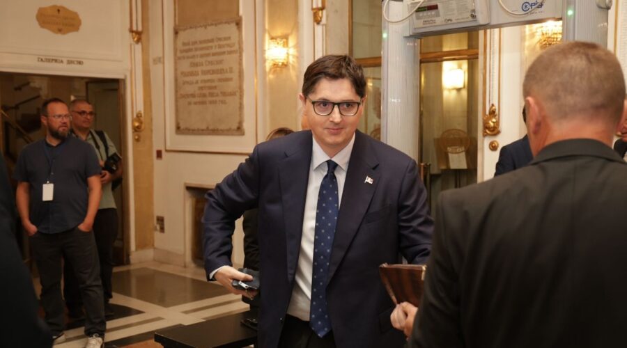 ŠTRAJK GLAĐU SE DEBELO ISPLATIO: Uglješa Mrdić za mesec i po dana kupio dva stana za oko 170.000 evra!
