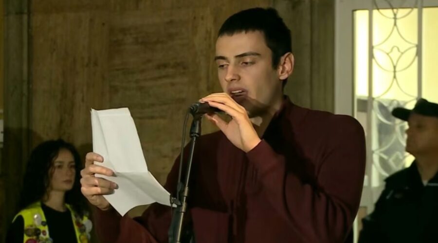 STUDENTI I GRAĐANI ISPRED RIK-A PORUČILI DIJASPORI: „Niste zaboravljeni i nećemo pristati na sramni pokušaj da vas ućutkaju!“ (VIDEO)