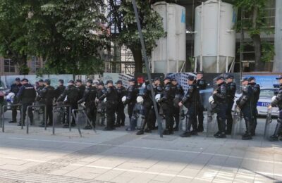 STUDENTI POZVALI GRAĐANE DA OSTANU U SVOJIM MESTIMA I ČUVAJU GLASOVE: ‘Srbija nije u Beogradu, Srbija je u Srbiji!’, policija zatvorila centar prestonice!