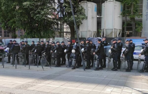 STUDENTI POZVALI GRAĐANE DA OSTANU U SVOJIM MESTIMA I ČUVAJU GLASOVE: ‘Srbija nije u Beogradu, Srbija je u Srbiji!’, policija zatvorila centar prestonice!