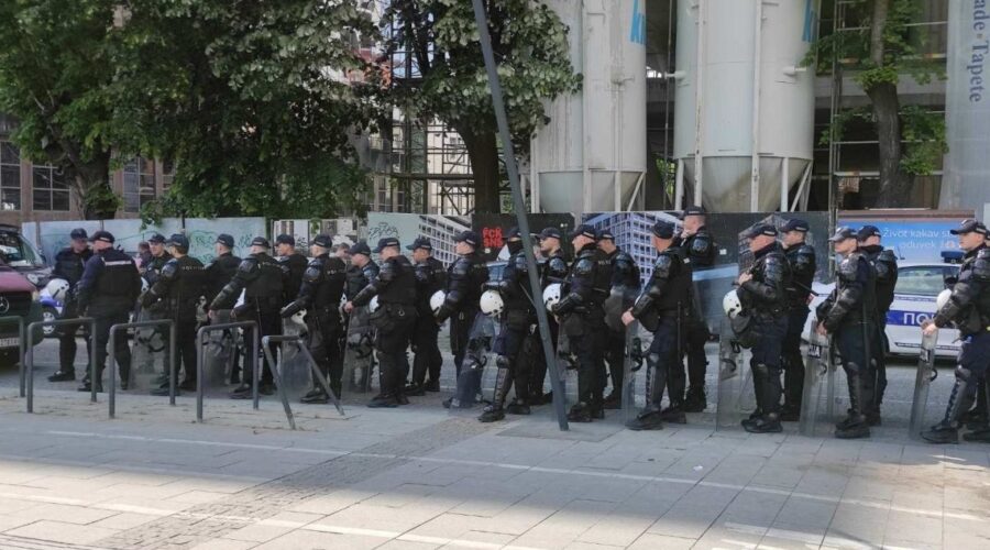 STUDENTI POZVALI GRAĐANE DA OSTANU U SVOJIM MESTIMA I ČUVAJU GLASOVE: ‘Srbija nije u Beogradu, Srbija je u Srbiji!’, policija zatvorila centar prestonice!