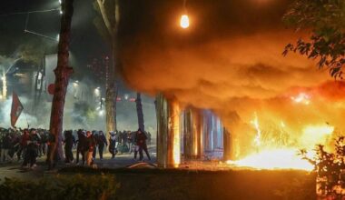 STUDENTI U ALBANIJI USTALI PROTIV VLASTI: Zapalili deo Ministarstva prosvete, traže ostavku premijera Edija Rame!