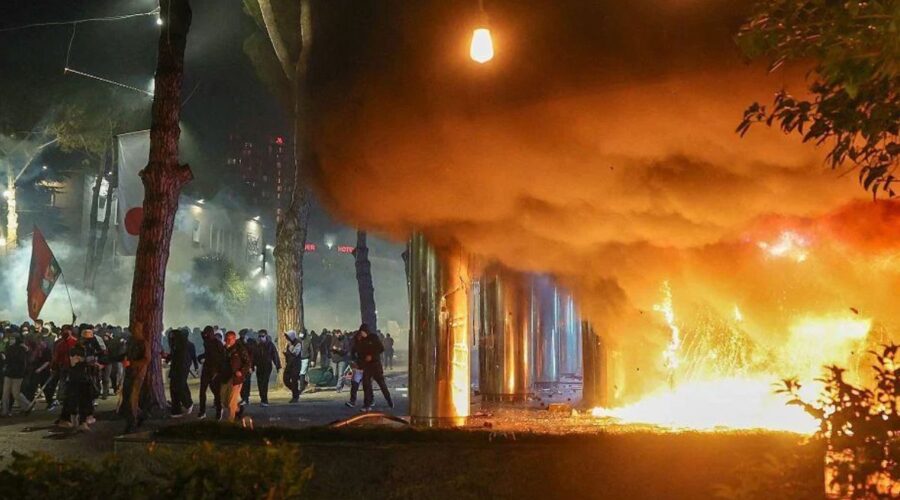 STUDENTI U ALBANIJI USTALI PROTIV VLASTI: Zapalili deo Ministarstva prosvete, traže ostavku premijera Edija Rame!
