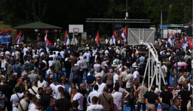 SUDIJE NA MITINGU SNS-A: Predsednici dva suda u Novom Pazaru snimljeni na predizbornom skupu naprednjaka!