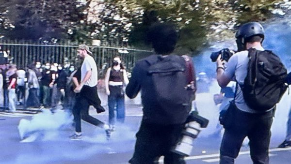 СУКОБИ ЂАКА С ПОЛИЦИЈОМ: Напето у Француској СУКОБИ ЂАКА С ПОЛИЦИЈОМ: Напето у Француској