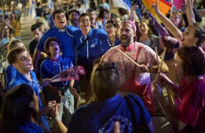 SVI KAO IZ FABRIKE DA IZLAZE: Pogledajte proteste protiv vlade u Izraelu – Čudnovata grupa hoće da spreči ljude da glasaju (FOTO)
