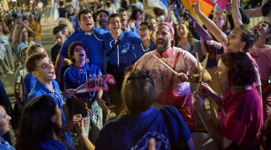 SVI KAO IZ FABRIKE DA IZLAZE: Pogledajte proteste protiv vlade u Izraelu – Čudnovata grupa hoće da spreči ljude da glasaju (FOTO)