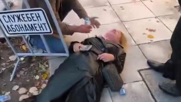 ПОСТАВИЛА ПИТАЊЕ И - ЗАВРШИЛА У БОЛНИЦИ! Стравичан инцидент у Бугарској, новинарка задобила тешке телесне повреде (ВИДЕО) ПОСТАВИЛА ПИТАЊЕ И - ЗАВРШИЛА У БОЛНИЦИ! Стравичан инцидент у Бугарској, новинарка задобила тешке телесне повреде (ВИДЕО)