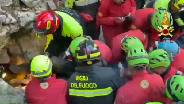 ЧОВЕК ПРОВЕО 27 САТИ ЗАРОБЉЕН ПОД РУШЕВИНАМА: Снимак акције спасавања обилази свет (ВИДЕО)