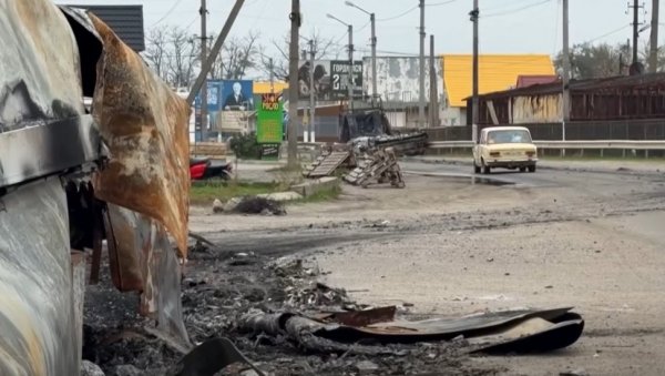 СТАНОВНИЦИ ГРАДА АЉОШКИ ЕВАКУИСАНИ: Први авион слетео у Гомељ, прекид ватре на снази још два дана