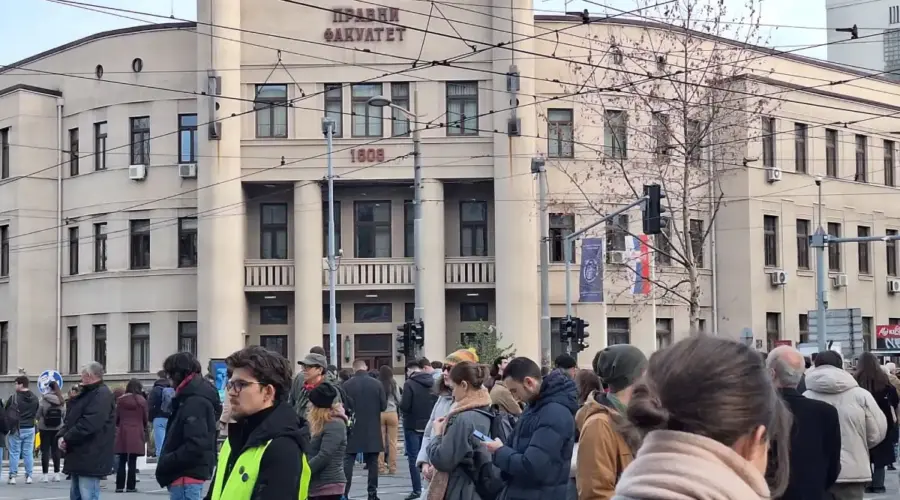 Studenti danas poslednji put organizuju 16 minuta tišine ispred Pravnog fakulteta u Beogradu | Srpska dijaspora