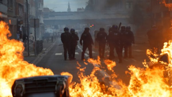 ДРАМА У ФРАНЦУСКОЈ, ДИРЕКТОР ШКОЛЕ ПОЛИВЕН БЕНЗИНОМ: Студенти запалили улице, хаос на сваком кораку (ВИДЕО)