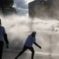 Suzavac i vodeni topovi na protestima u Tirani