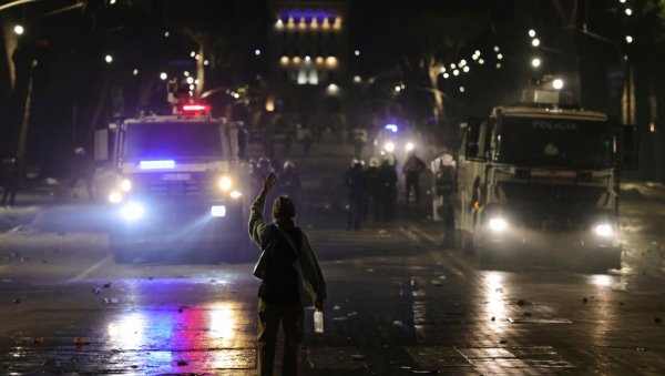 ЛОМ У ТИРАНИ: Полиција гађа демонстранте гуменим мецима, на улицама завладао општи хаос (ФОТО)