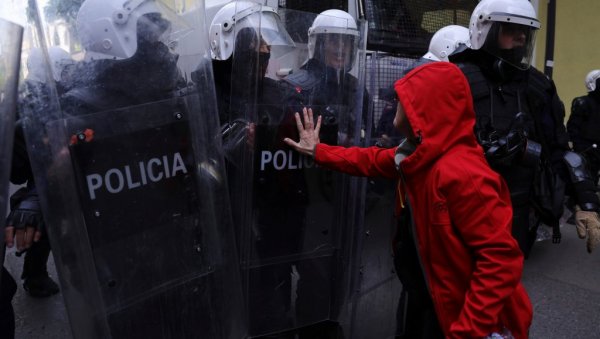 ЛОМ У ТИРАНИ: Полиција гађа демонстранте гуменим мецима, на улицама завладао општи хаос