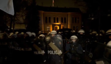 Tenzije oko Ustavnog suda Poljske, predsednik te institucije suspendovan: prisutna policija, Navrocki stigao u zemlju