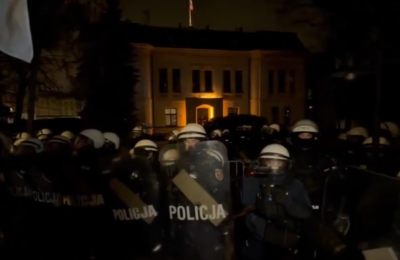 Tenzije oko Ustavnog suda Poljske, predsednik te institucije suspendovan: prisutna policija, Navrocki stigao u zemlju