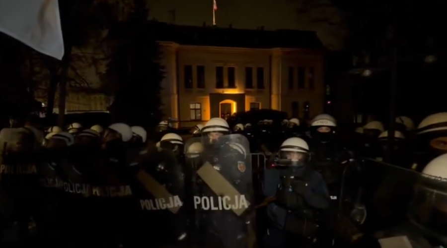 Tenzije oko Ustavnog suda Poljske, predsednik te institucije suspendovan: prisutna policija, Navrocki stigao u zemlju