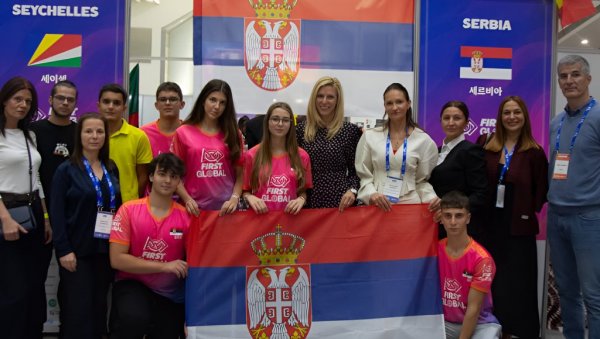 БРНАБИЋ ИМ ЧЕСТИТАЛА: Тим средњошколаца из Србије освојио сребро на олимпијади у роботици